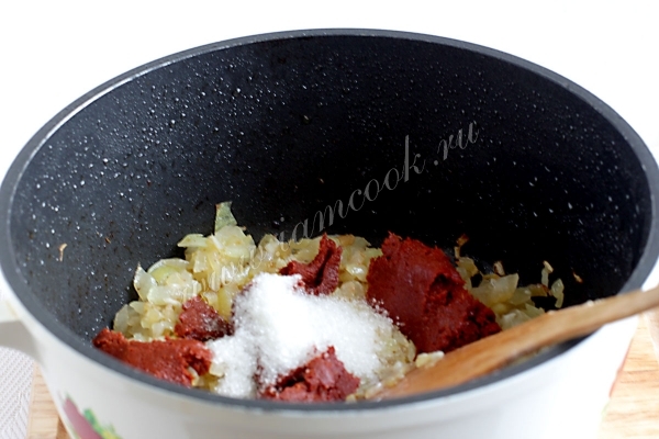 Добавить томатную пасту и сахар