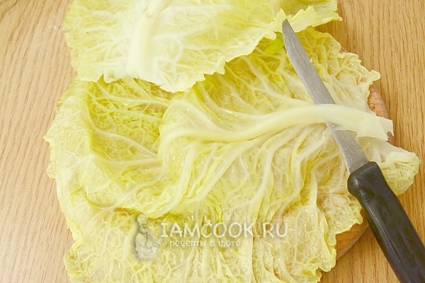 Срезать утолщение с капустного листа