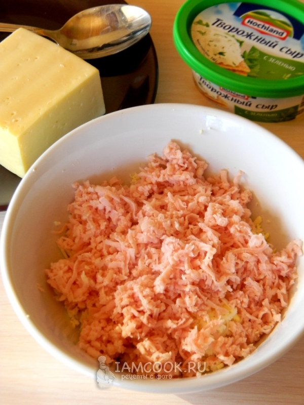 Положить тертую ветчину