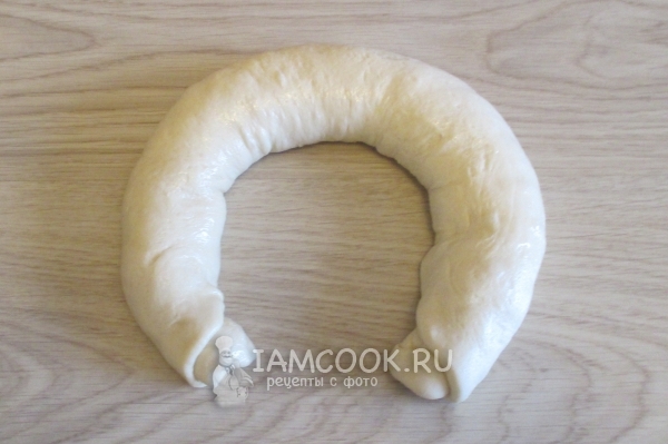 Свернуть тесто в рулет