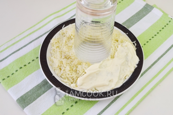 Выложить салат слоями вокруг стакана