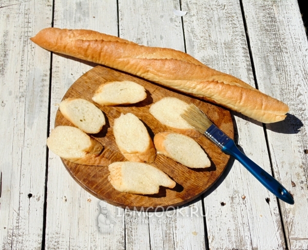 Смазать багет маслом