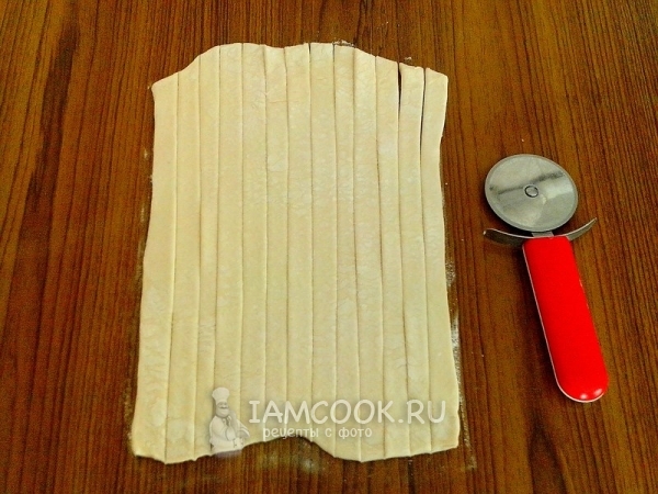 Тесто раскатать и порезать
