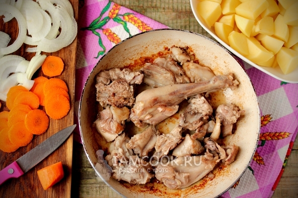 Обжарить кролика и нарезать овощи