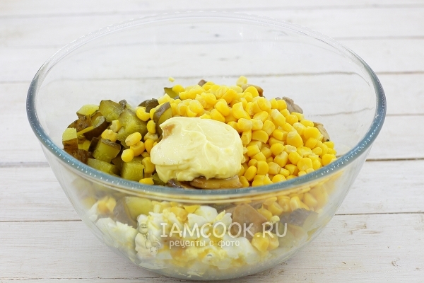 Соединить все ингредиенты для салата