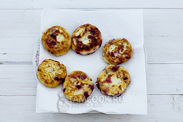 Готовые сырники с черной смородиной