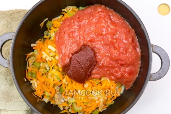 Положить к обжаренным овощам помидоры и томатный соус