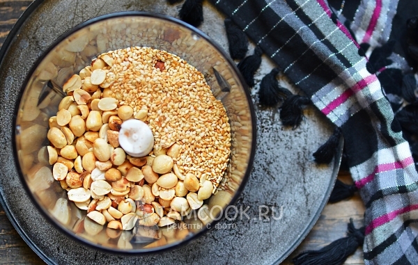 Арахис и кунжут в блендере