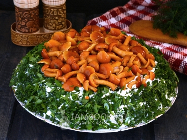 Фото салата «Лесная полянка» с опятами