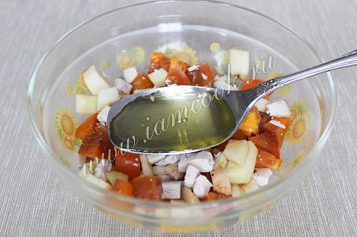 Готовим куриный салат с хурмой и яблоками