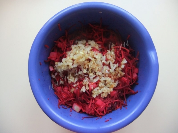 Добавить лук в салат