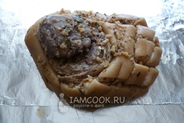 Положить ножку в фольгу