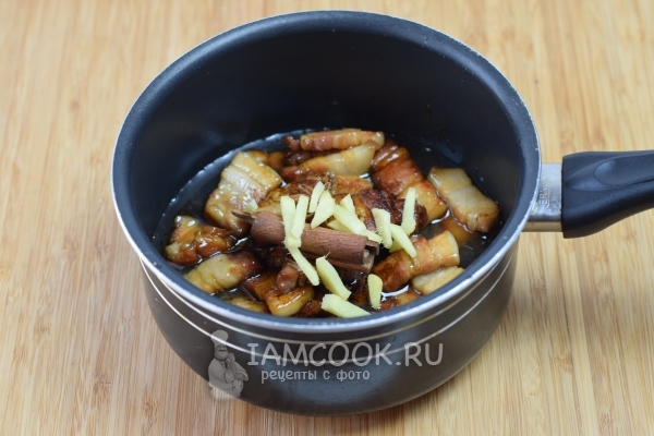 Положить к мясу имбирь