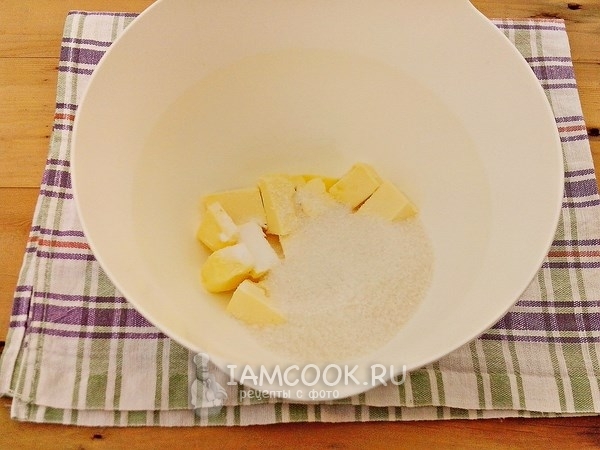 Соединить сахар с маслом