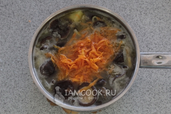 Положить лук и морковь в суп