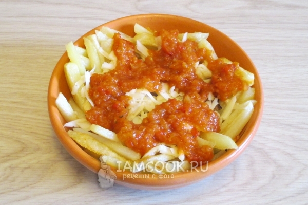 Полить соусом