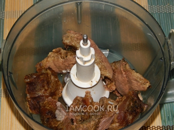 Положить мясо в блендер