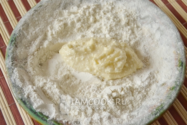 Положить ложку творожной массы в муку