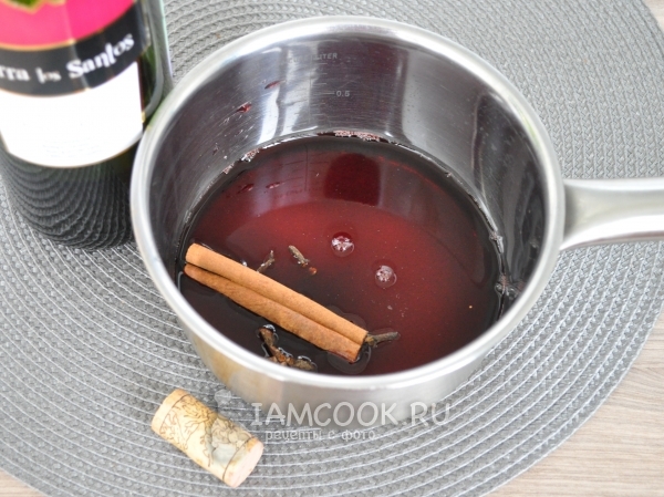 Положить в вино пряности