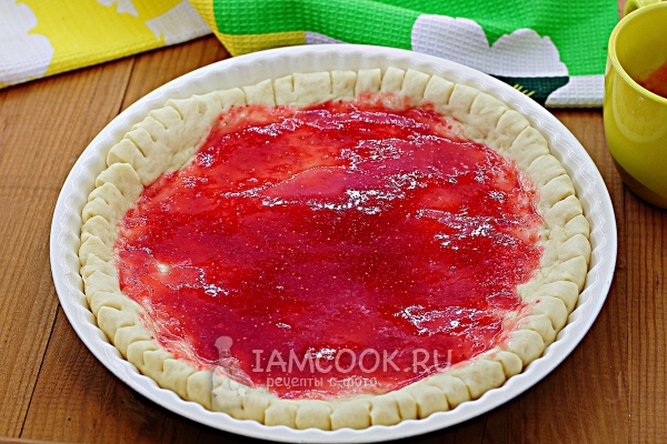 Смазать тесто джемом
