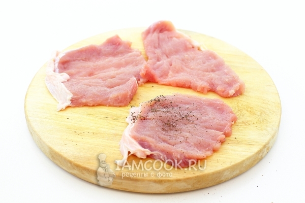 Мясо посолить и поперчить