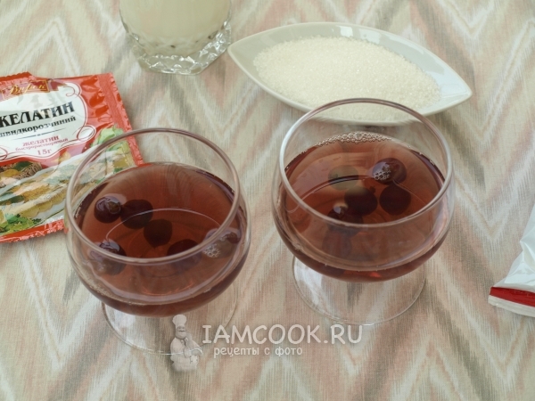 Вылить вишнёвое желе