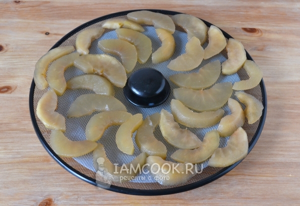 Выложить дольки яблок на сетку