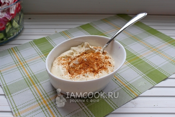 Всыпать специи в сметану