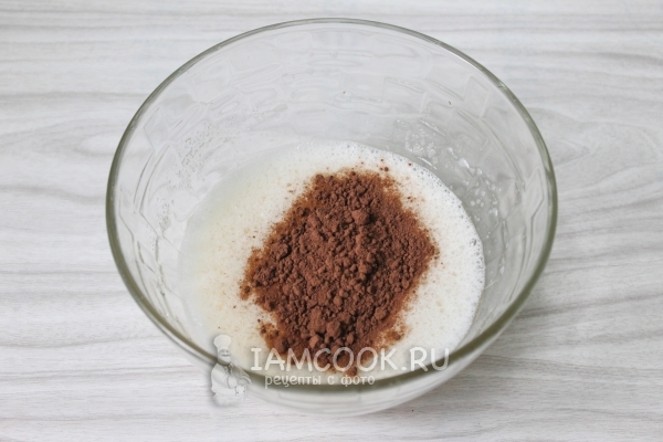 Добавить молоко, масло, сахар и какао