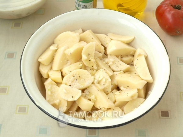 Смешать картофель со специями и чесноком