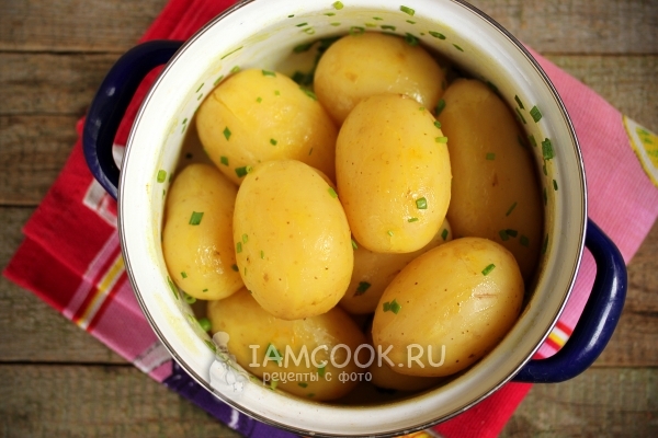 Рецепт молодого картофеля с зелёным луком и куркумой