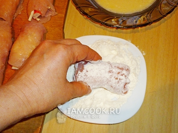 Обвалять рулетики в муке