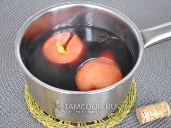 Нагреть вино с грушами