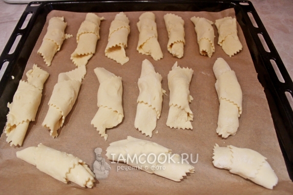 Переложить рогалики на противень