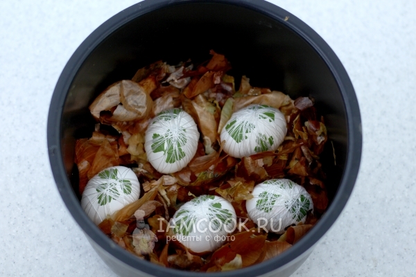 Положить яйца и шелуху