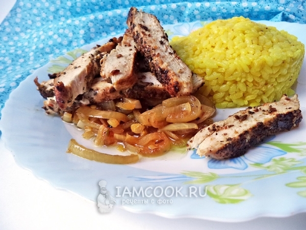 Рецепт сочных куриных отбивных с рисом и луком