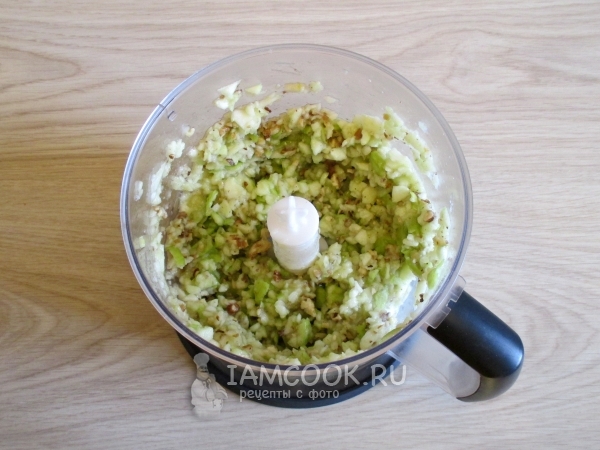 Измельчить яблоки с орехами и медом