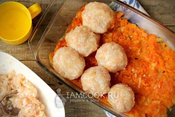 Положить тефтели на слой овощей