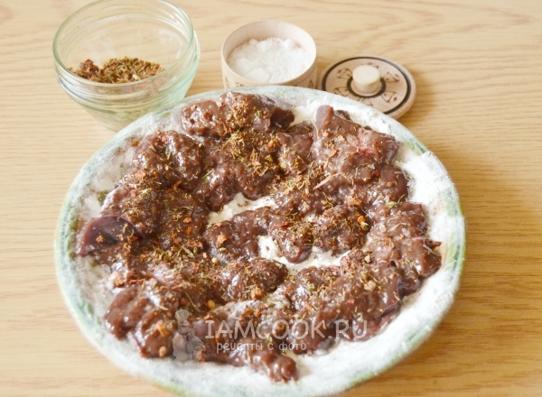 Печень со специями обвалять в муке