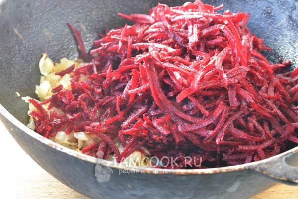 Обжарить лук со свеклой