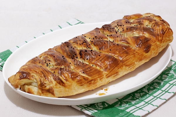 Кулебяка из слоеного теста, фото
