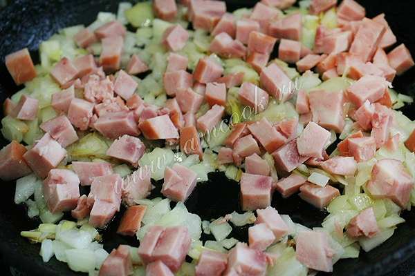 Обжарка ветчины с луком