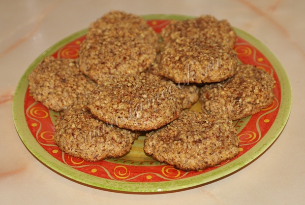 Фото миндальных печений на тарелке