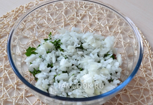 Добавить измельченный лук