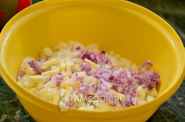 Вареные яйца с луком