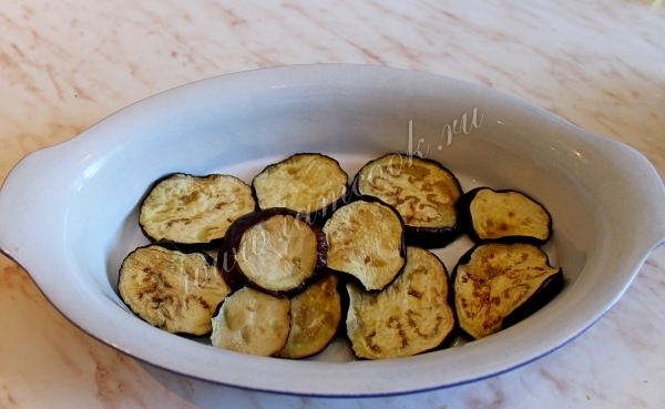 Первый слой мусаки из баклажанов