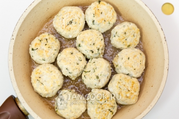 Обжарить тефтели