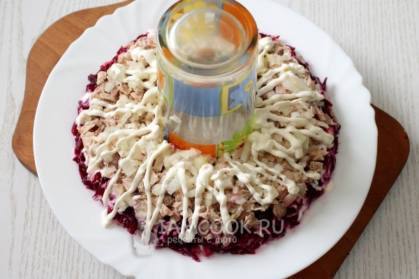 Добавить курицу и лук