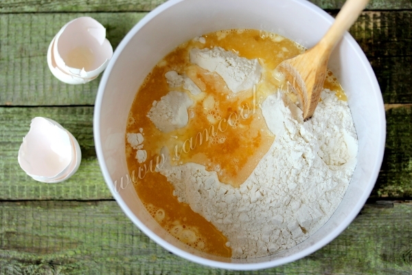 Мука и яйца