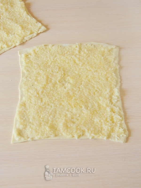 Положить начинку на тесто